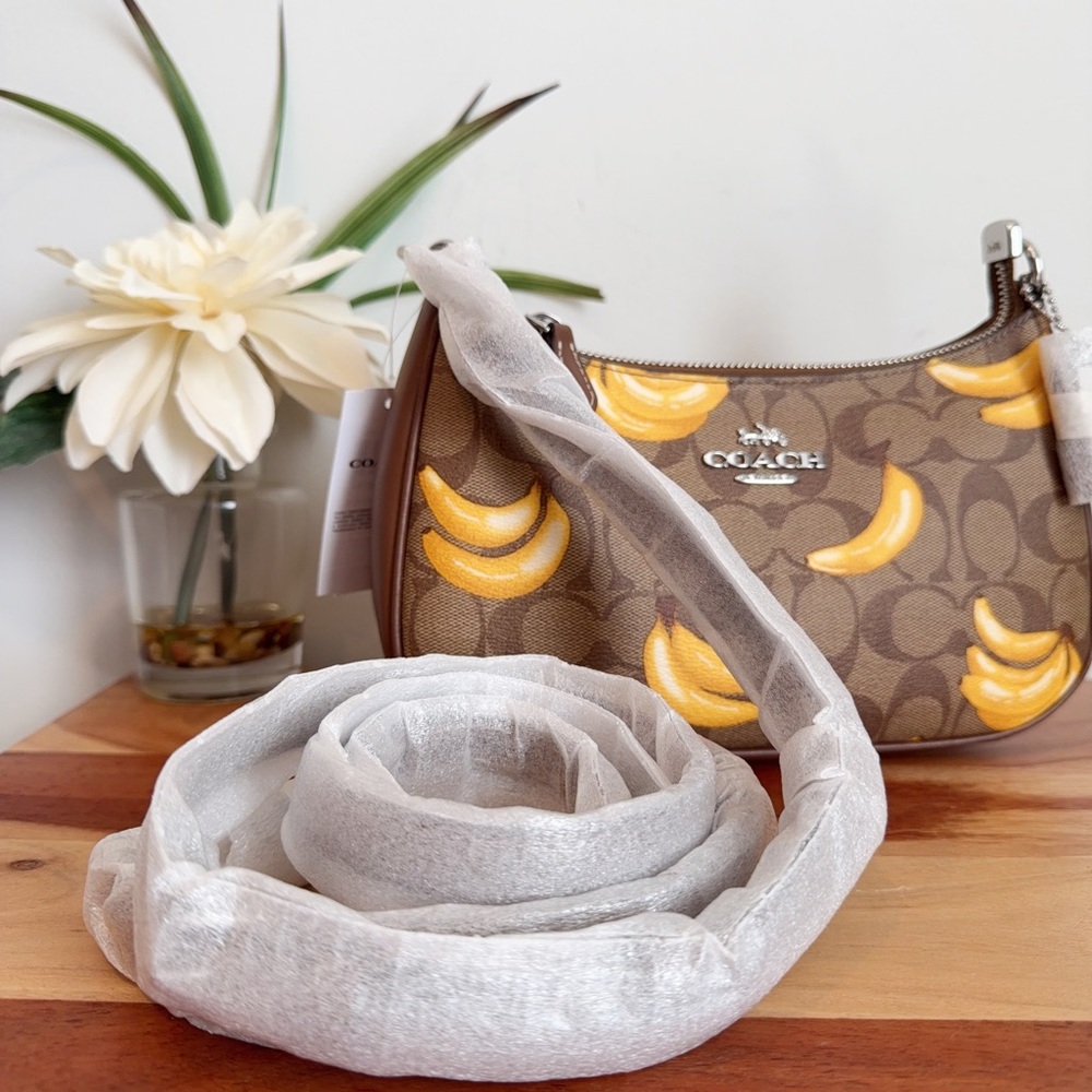 NWT Coach Teri Shoulder Bag In Signature Canvas With Banana Print - Picture 2 of 7